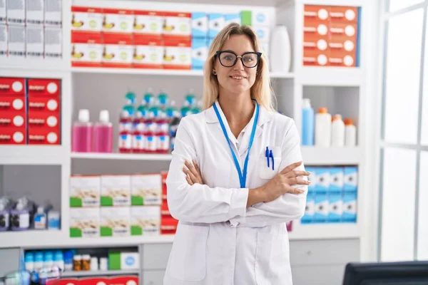 Young Blonde Woman Pharmacist Smiling Confident Standing Arms Crossed Gesture — ストック写真