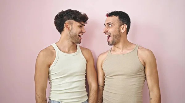 Δύο Άνδρες Ζευγάρι Χαμογελώντας Σίγουροι Στέκεται Μαζί Πάνω Από Απομονωμένο — Φωτογραφία Αρχείου