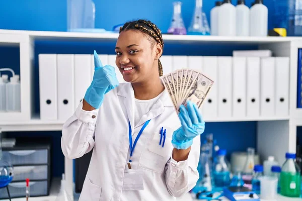 Africano Americano Mulher Com Tranças Trabalhando Laboratório Cientista Segurando Dinheiro — Fotografia de Stock