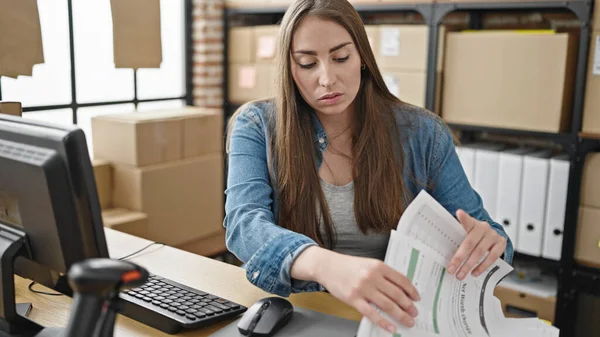 Young Beautiful Hispanic Woman Ecommerce Business Worker Stressed Looking Document — Stock Photo, Image