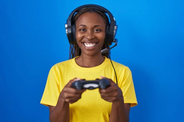 Африканская Американка Играет Видеоигры Улыбаясь Счастливой Прохладной Улыбкой Лице Показывая — стоковое фото