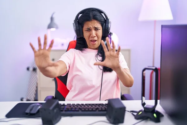 Mulher Hispânica Madura Jogando Videogames Casa Com Medo Aterrorizada Com — Fotografia de Stock