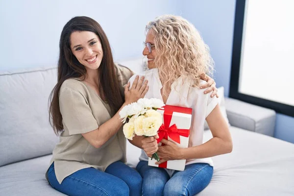 Twee Vrouwen Moeder Dochter Verrassen Met Cadeau Bloemen Thuis — Stockfoto