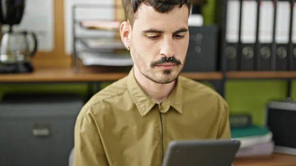 Young Hispanic Man Business Worker Using Touchpad Working Office — Fotografia de Stock