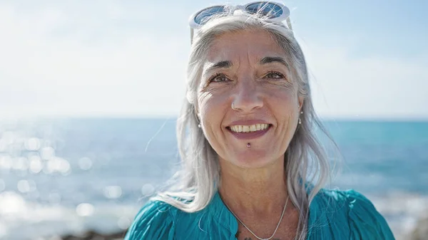 Mujer Pelo Gris Mediana Edad Sonriendo Confiada Pie Orilla Del —  Fotos de Stock