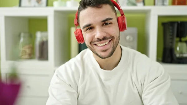 Jonge Spaanse Man Luistert Naar Muziek Zittend Tafel Eetzaal — Stockfoto