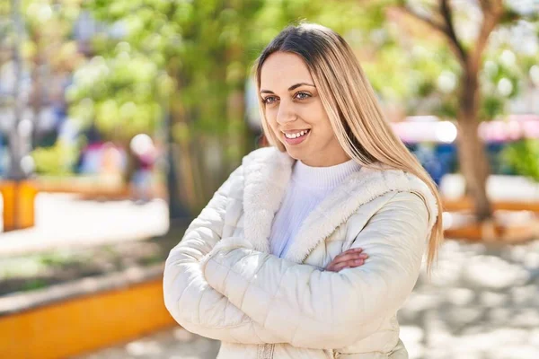 Young Woman Smiling Confident Standing Arms Crossed Gesture Park — Stockfoto