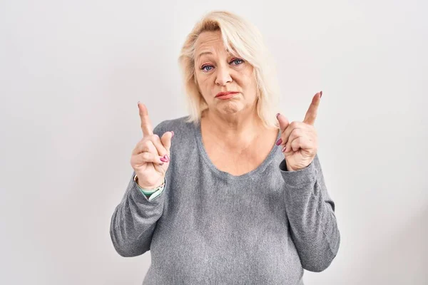 Beyaz Arka Plan Üzerinde Duran Orta Yaşlı Beyaz Kadın Üzgün — Stok fotoğraf