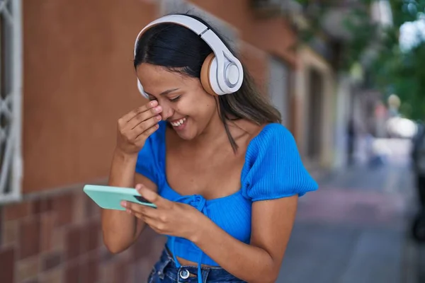 Young Hispanic Woman Smiling Confident Watching Video Smartphone Street — ストック写真