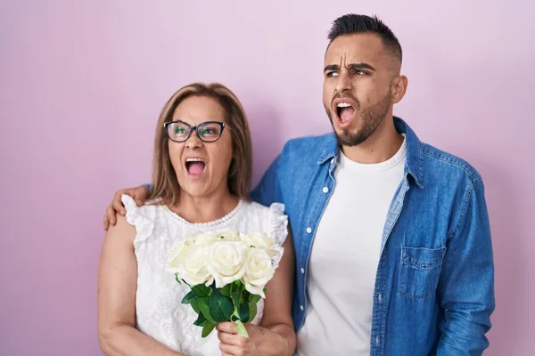 Hispanic Mor Och Son Tillsammans Håller Bukett Vita Blommor Arga — Stockfoto