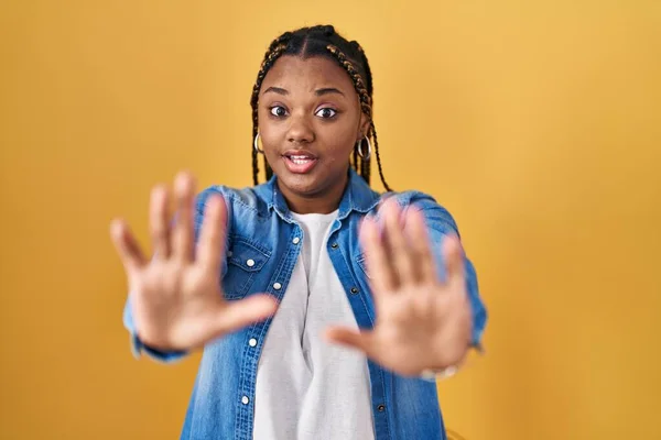 Afroamerikanerin Mit Zöpfen Vor Gelbem Hintergrund Macht Stop Geste Mit — Stockfoto
