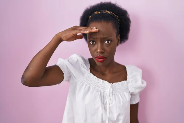 Afrikai Göndör Haj Áll Rózsaszín Háttér Aggódik Hangsúlyozta Hogy Probléma — Stock Fotó