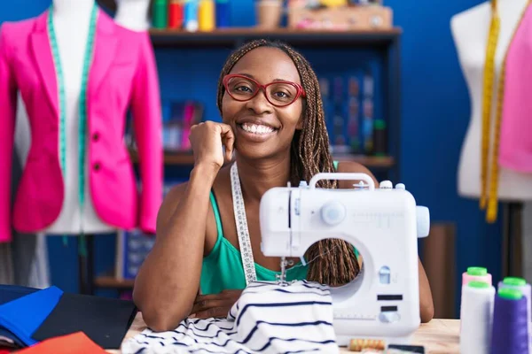 African American Woman Tailor Smiling Confident Sitting Table Atelier — Stock Photo, Image