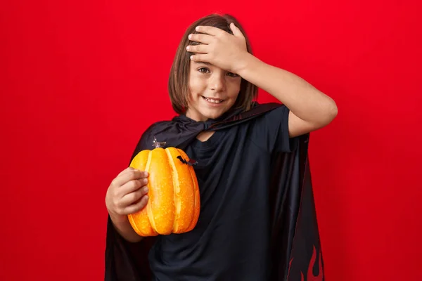 Pequeño Niño Hispano Usando Una Capa Sosteniendo Calabaza Halloween Con —  Fotos de Stock