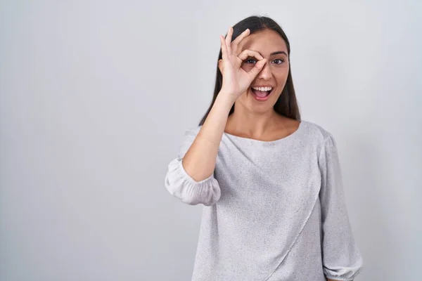 Young Hispanic Woman Standing White Background Doing Gesture Hand Smiling — Stok Foto