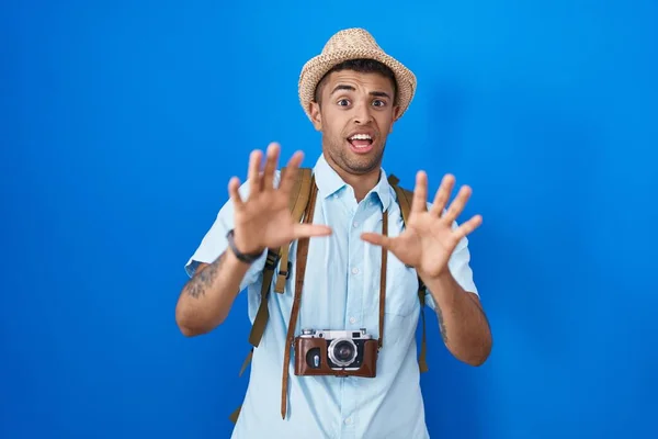 拿着老式相机的巴西年轻人害怕并害怕恐惧的表情 用手停止手势 震惊地大叫 恐慌概念 — 图库照片