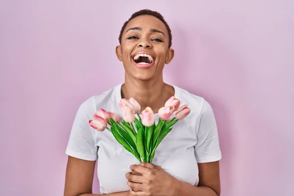 Hermosa Mujer Afroamericana Sosteniendo Ramo Flores Tulipanes Rosados Sonriendo Riendo — Foto de Stock