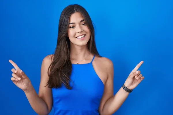Hispanische Frau Die Vor Blauem Hintergrund Steht Und Selbstbewusst Lächelt — Stockfoto