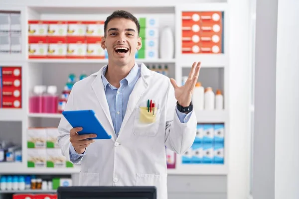 Красивый Латиноамериканец Работающий Аптеке Планшетом Празднующим Победу Счастливой Улыбкой Выражением — стоковое фото
