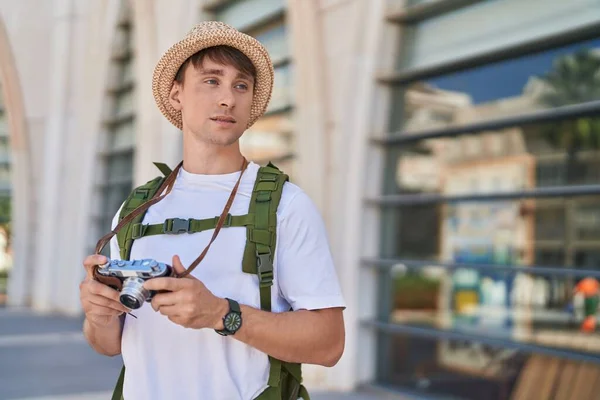 Молодий Білий Чоловік Турист Тримає Старовинну Камеру Вулиці — стокове фото