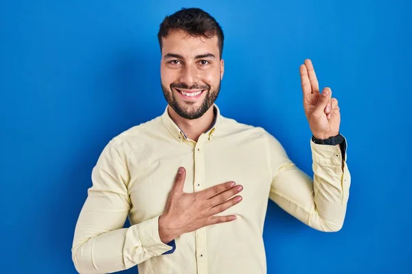 Yakışıklı Spanyol Adam Mavi Arka Planda Duruyor Gülümsüyor Elleri Göğsünde — Stok fotoğraf