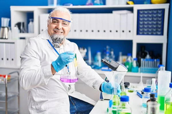 Hombre Científico Pelo Gris Mediana Edad Sosteniendo Tubo Ensayo Laboratorio — Foto de Stock
