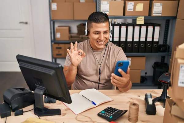 西班牙裔年轻人在小企业电子商务行业工作时 用手指做手势 用友善的手势示意优秀的标志 以此来进行视频通话 — 图库照片