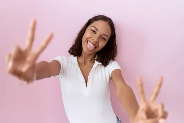 Mujer Hispana Joven Con Camiseta Blanca Casual Sonriendo Con Lengua — Foto de Stock