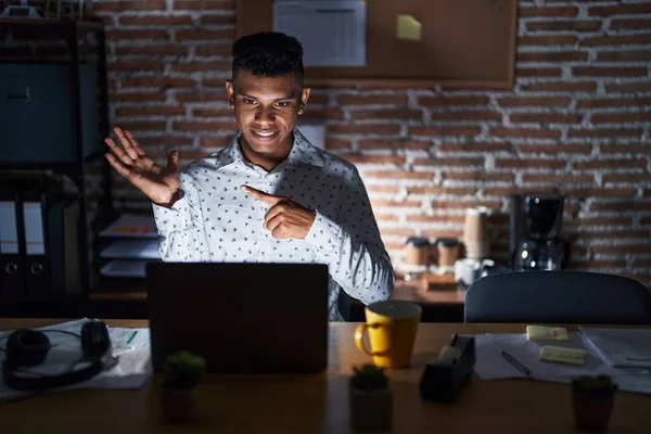 Junger Hispanischer Mann Der Nachts Büro Arbeitet Staunt Und Lächelt — Stockfoto