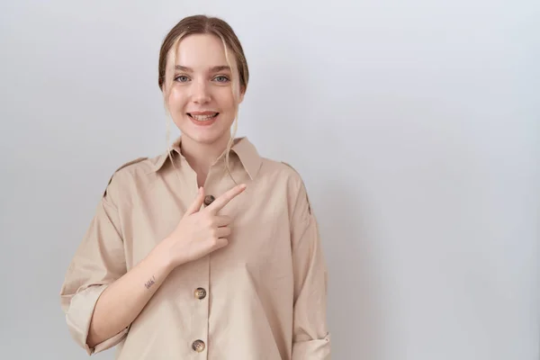 Молодая Белая Женщина Повседневной Рубашке Улыбкой Лице Указывающей Рукой Пальцем — стоковое фото