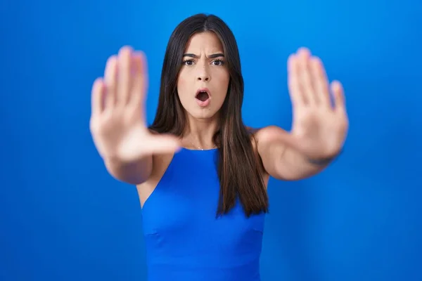 Spaanse Vrouw Staan Blauwe Achtergrond Doen Stop Gebaar Met Handen — Stockfoto