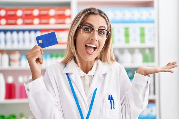 Junge Blonde Frau Apotheke Mit Kreditkarte Feiert Leistung Mit Glücklichem — Stockfoto