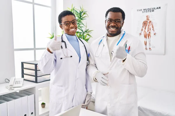 Jovens Médicos Afro Americanos Trabalhando Clínica Médica Sorrindo Felizes Positivos — Fotografia de Stock
