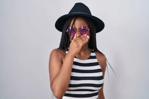 Ung Afrikansk Amerikan Med Flätor Hatt Och Solglasögon Som Luktar — Stockfoto