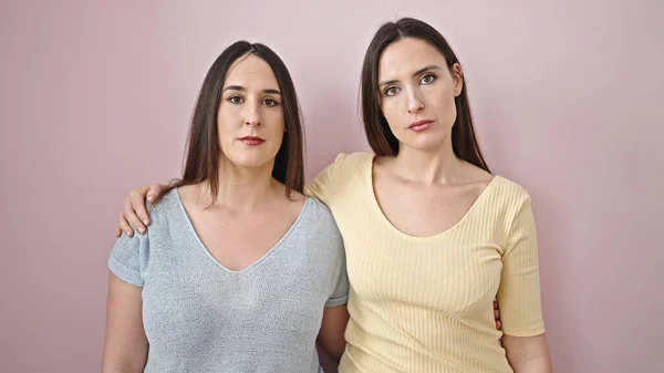 Dos Mujeres Abrazándose Con Expresión Relajada Sobre Fondo Rosa Aislado —  Fotos de Stock