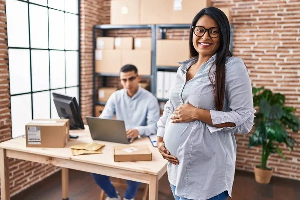 Young Hispanic Woman Expecting Baby Working Small Business Ecommerce Looking — Stock Photo, Image