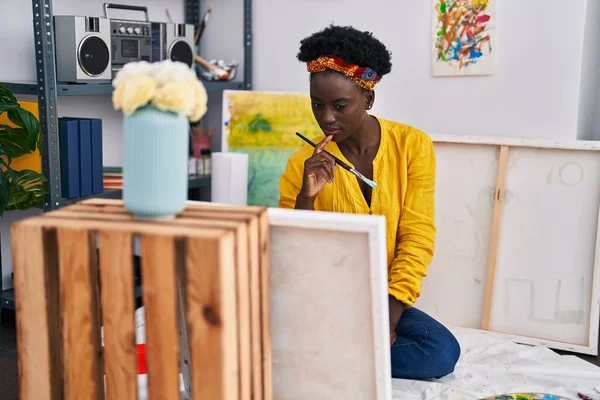 Młoda Afrykańska Artystka Rysująca Wątpliwością Pracowni Artystycznej — Zdjęcie stockowe