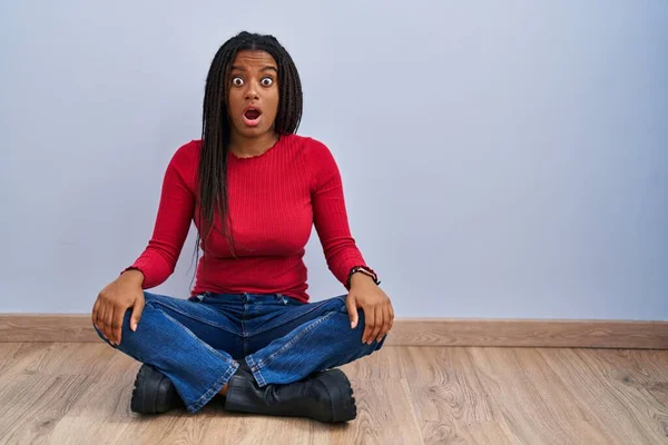 Young African American Braids Sitting Floor Home Shock Face Looking — Stock Photo, Image