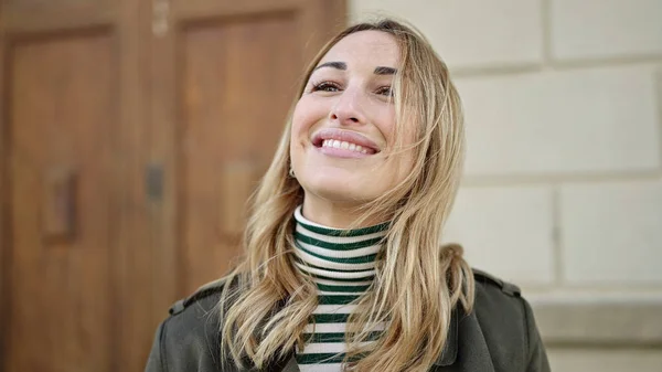 Νεαρή Όμορφη Ισπανόφωνη Γυναίκα Χαμογελά Αυτοπεποίθηση Στο Δρόμο — Φωτογραφία Αρχείου