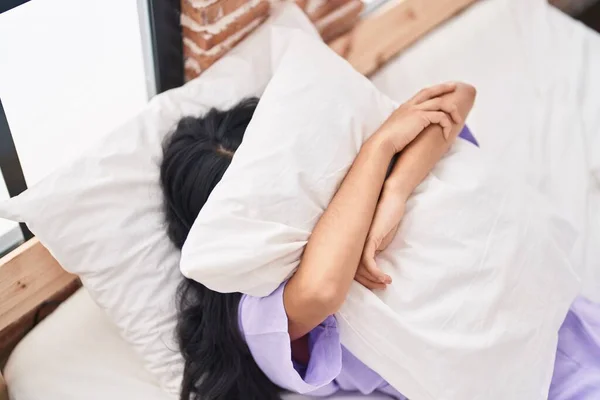 Молодая Красивая Латиноамериканка Напряженно Лежала Кровати Покрываясь Подушкой Спальне — стоковое фото