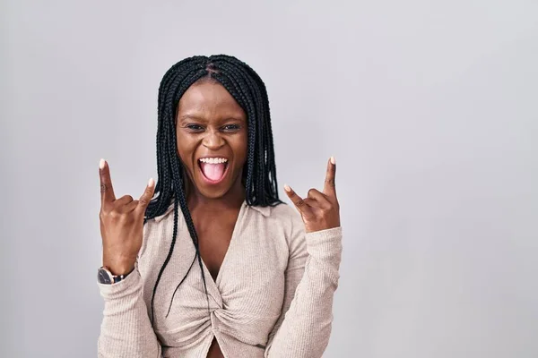Afrikansk Kvinna Med Flätor Stående Över Vit Bakgrund Skriker Med — Stockfoto