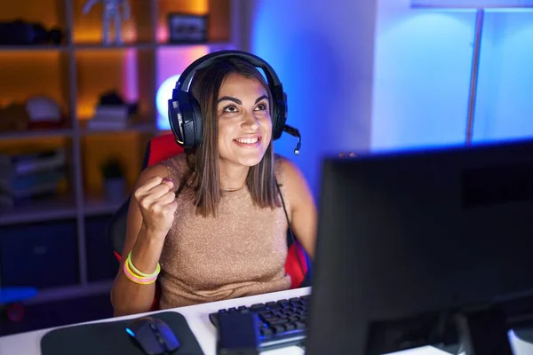 Mladá Krásná Hispánská Žena Streamer Hrát Videohru Vítězným Výrazem Herně — Stock fotografie