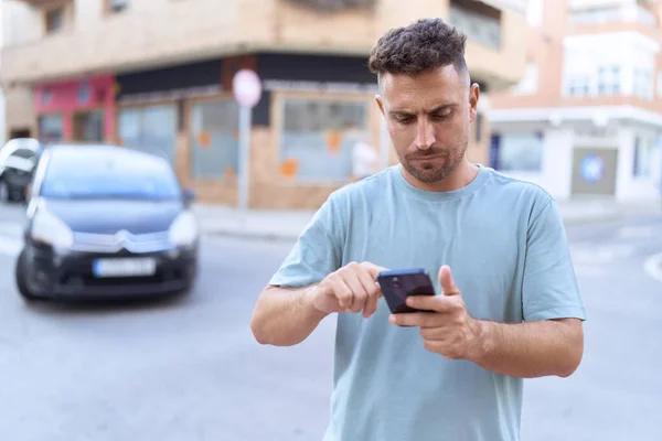 Fiatal Spanyol Férfi Használ Okostelefon Komoly Kifejezés Utcán — Stock Fotó