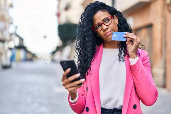 African American Woman Executive Using Smartphone Credit Card Street — Foto de Stock