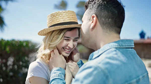Mann Und Frau Lächeln Selbstbewusst Mit Sommermütze Park — Stockfoto