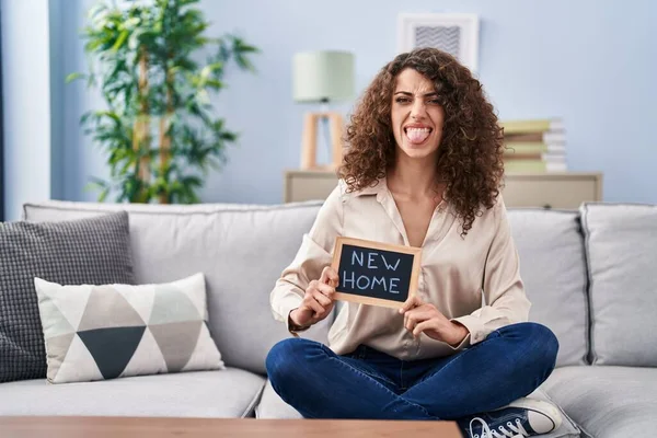 Yeni Evdeki Kanepede Oturan Kıvırcık Saçlı Spanyol Kadın Komik Bir — Stok fotoğraf