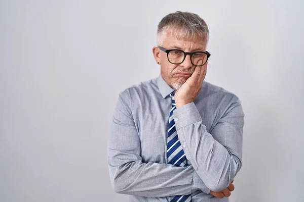Spanyol Adamı Gri Saçlı Gözlüklü Kolları Çapraz Depresyondan Sıkılmış Yorgun — Stok fotoğraf