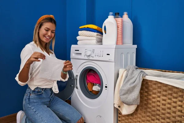 Young Hispanic Woman Smiling Confident Washing Clothes Laundry Room — Foto de Stock