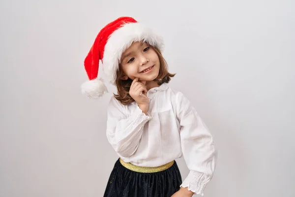 Μικρό Ισπανόφωνο Κορίτσι Που Φοράει Χριστουγεννιάτικο Καπέλο Χαμογελώντας Αυτοπεποίθηση Στην — Φωτογραφία Αρχείου