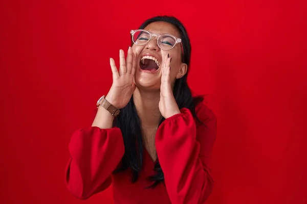 Asiatische Junge Frau Steht Über Rotem Hintergrund Und Schreit Wütend — Stockfoto